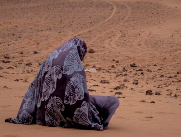 mujer-desierto-scaled-e1709295223736-1200x675-1 Peligros de autonomía en la descolonización de África – Por Alien Habib Kentaui en EL INDEPENDIENTE