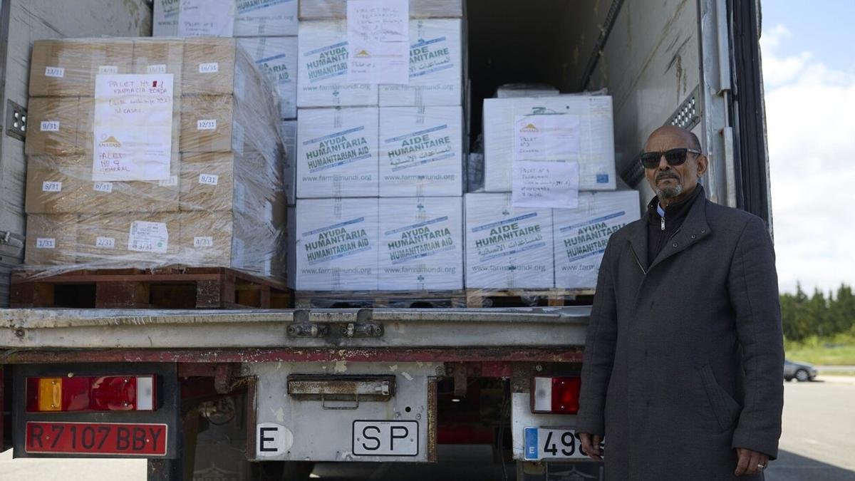 El subdelegado del Pueblo Saharaui en Navarra, Mohamed Gailani, frente al cargamento de ayuda humanitaria.