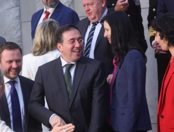 Albares se opone a otorgar la nacionalidad española a los saharauis y defiende la venta de armas a Marruecos