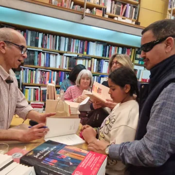 Limam Boisha en la librería Anónima de Huesca. El Diario de Huesca.