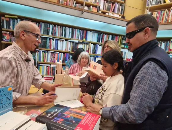 Limam Boisha en la librería Anónima de Huesca. El Diario de Huesca.
