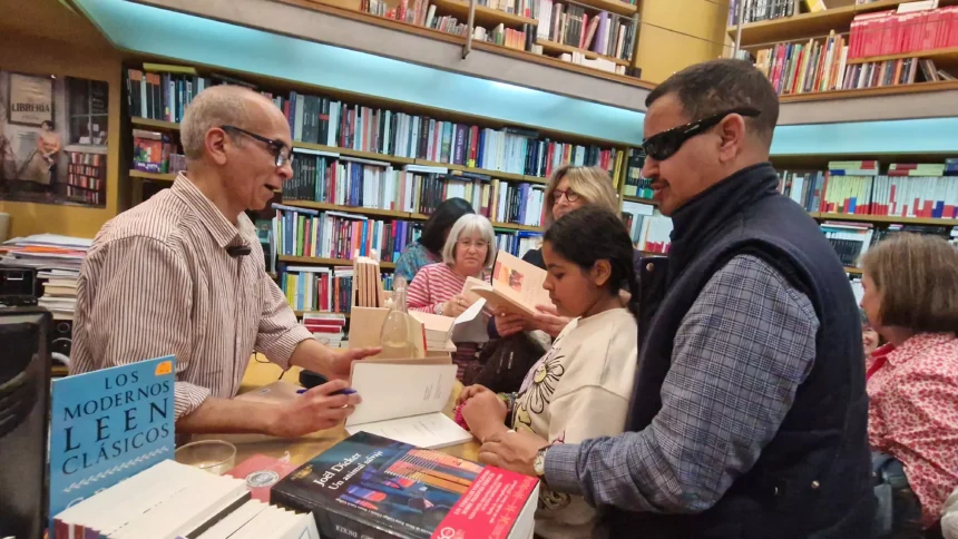 Limam Boisha en la librería Anónima de Huesca. El Diario de Huesca.