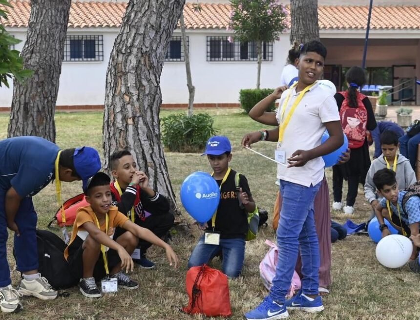 Emoción y lágrimas entre quienes reciben con los brazos abiertos a los niños saharauis que pasarán el verano en Córdoba