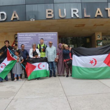 Las autoridades locales de varios municipios de la Comarca de Pamplona reciben a los participantes en la manifestación deportiva en solidaridad con el pueblo saharaui