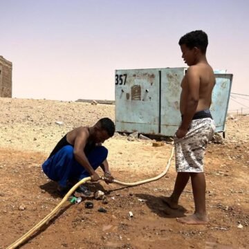 La trinchera olvidada de la crisis climática: El calentamiento global ahoga la comunidad saharaui, que vive exiliada en el corazón del Sáhara desde hace casi medio siglo – LA VANGUARDIA