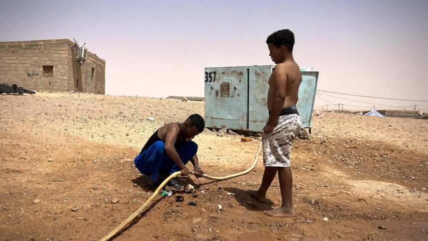 La trinchera olvidada de la crisis climática: El calentamiento global ahoga la comunidad saharaui, que vive exiliada en el corazón del Sáhara desde hace casi medio siglo – LA VANGUARDIA