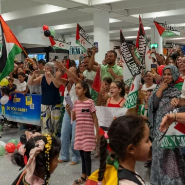El Gobierno aprueba la llegada de casi 3.000 menores saharauis en el proyecto ‘Vacaciones en Paz’ que cumple 45 años | Público