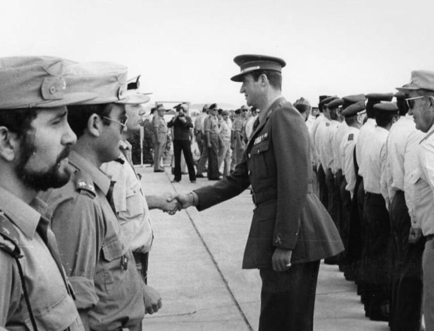 Juan Carlos I en la provincia española del Sahara, cuatro días antes de la invasión marroquí: “España cumplirá sus compromisos y deseamos proteger también los legítimos derechos de la población civil saharaui”