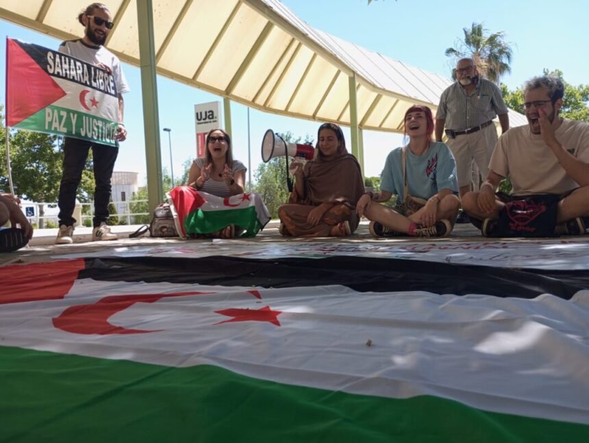 Sáhara Occidental | Jóvenes saharauis se manifiestan exigiendo la cancelación de cátedra con el régimen marroquí en la universidad de Jaén | ECSAHARAUI