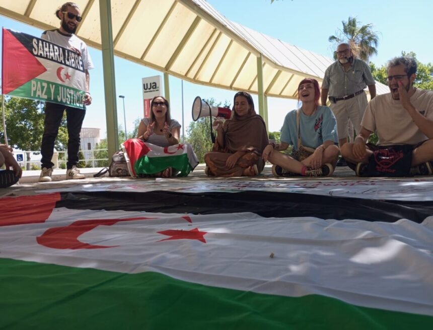 Sáhara Occidental | Jóvenes saharauis se manifiestan exigiendo la cancelación de cátedra con el régimen marroquí en la universidad de Jaén | ECSAHARAUI