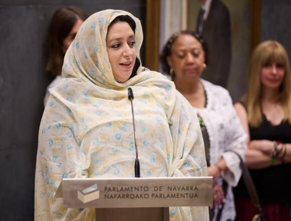 5_42 El Parlamento de Navarra celebra un acto institucional de bienvenida y reconocimiento a las familias de acogida de los niños y niñas saharauis | Parlamento de Navarra