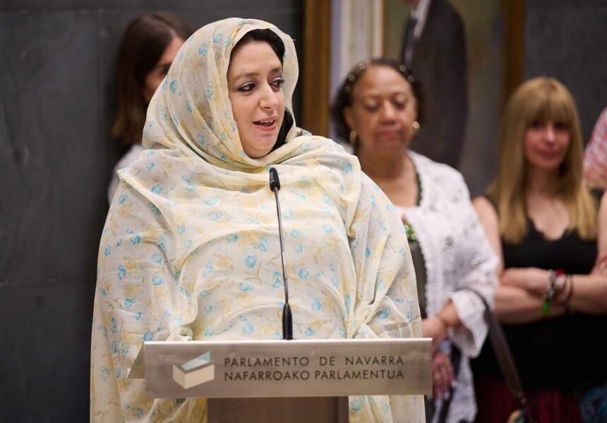 El Parlamento de Navarra celebra un acto institucional de bienvenida y reconocimiento a las familias de acogida de los niños y niñas saharauis | Parlamento de Navarra