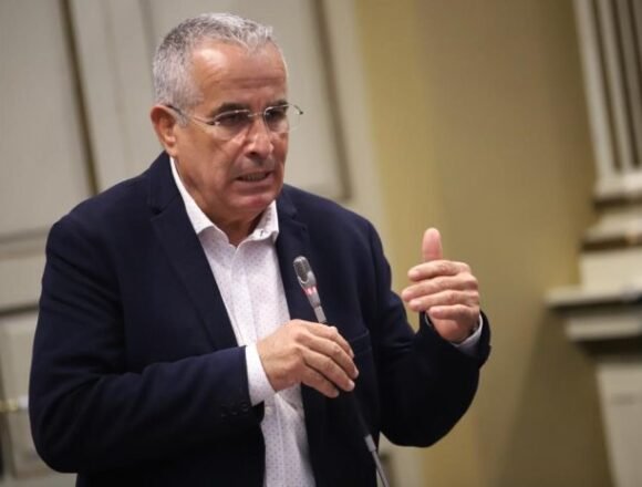 El Grupo Parlamentario Nacionalista Canario denuncia el expolio de arena al pueblo saharaui que llega a Canarias sin cumplir controles