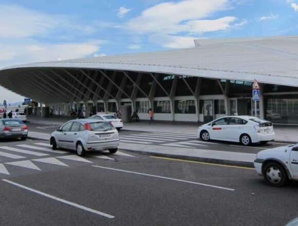 aeropuerto-bilbao-e1720189039285-1200x675-1 ÚLTIMA HORA. El comandante del vuelo Bilbao-Tánger se ha negado a embarcar a Youssef, aplazando la deportación del joven activista saharaui
