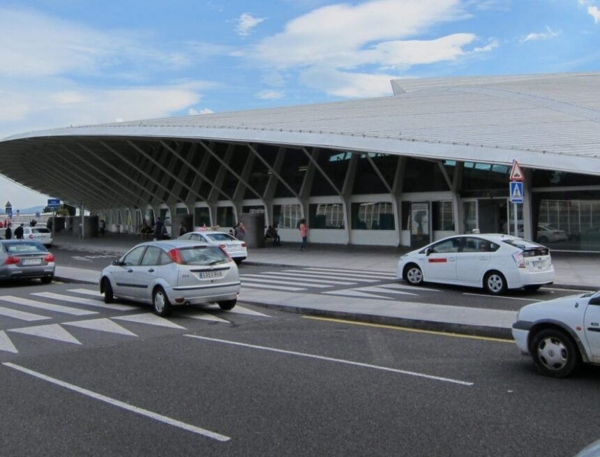 ÚLTIMA HORA. El comandante del vuelo Bilbao-Tánger se ha negado a embarcar a Youssef, aplazando la deportación del joven activista saharaui