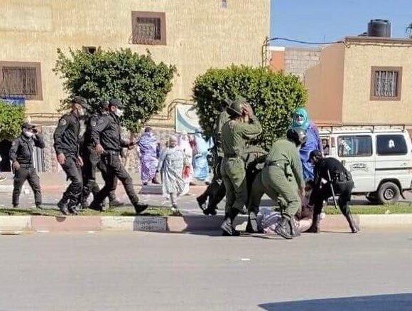 d8a7d984d8b9d98ad988d98623-12-2020-622x437-1 Un activista saharaui lleva 12 días en el aeropuerto de Bilbao bajo la amenaza de ser deportado a Marruecos