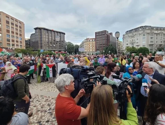 Youssef, el joven activista saharaui retenido en el aeropuerto de Loiu hace doce días ha sido hospitalizado tras dos días en huelga de hambre