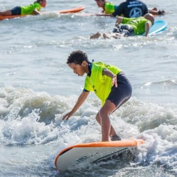 El ‘Surf & Music Solidario’ concluye con éxito en la playa de Camposoto