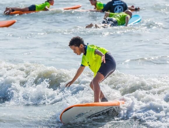 El ‘Surf & Music Solidario’ concluye con éxito en la playa de Camposoto