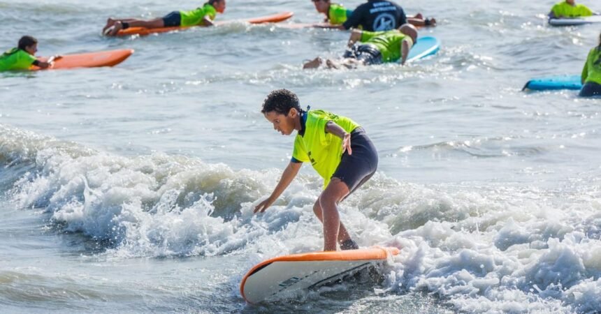 El ‘Surf & Music Solidario’ concluye con éxito en la playa de Camposoto