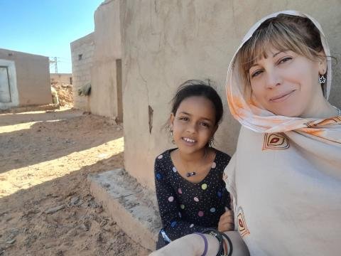 La pamplonesa Nerea Sáez junto a su hija Leftam hace unos días en el campo de refugiados de Dajla.