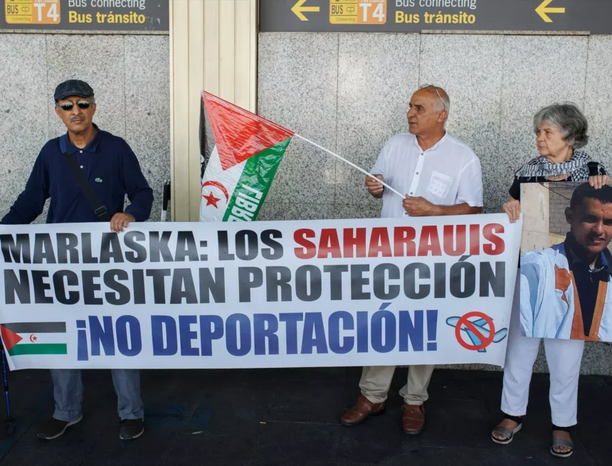 DEPORTACIONES ACTIVISTAS SAHARAUIS | El caso de los activistas de Barajas reactiva la movilización de las izquierdas por los saharauis y contra el PSOE | Público