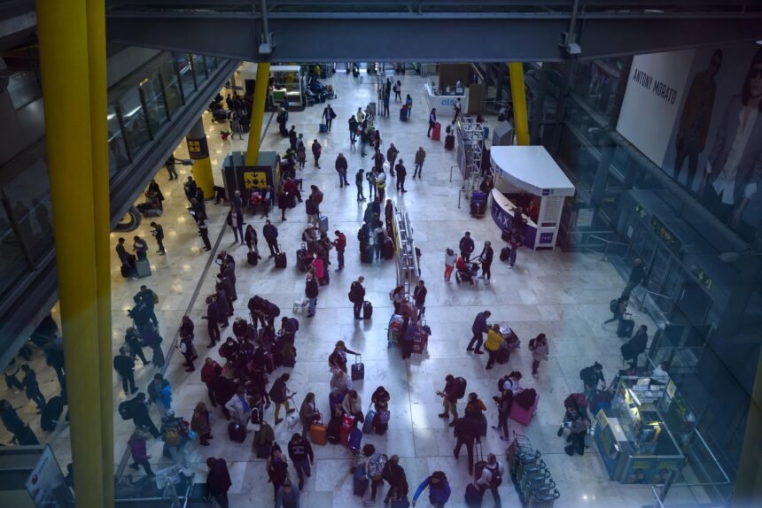 Sáhara Occidental | 30 saharauis permanecen en el Aeropuerto de Barajas a la espera de respuesta a sus peticiones de asilo – El Salto