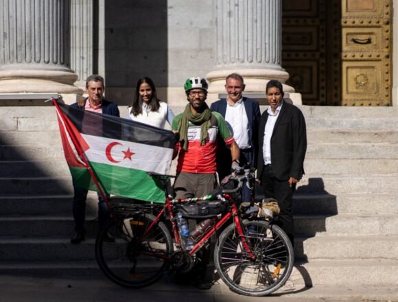 GYvJxkvXcAALoYA SOLIDARITY RISING | Llega al Congreso el ciclista que recorre 25 países para visibilizar el conflicto saharaui – Infobae