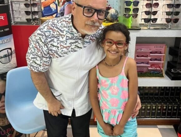 La-ruta-de-la-luz-entrega-mas-de-2000-gafas-696x928-1 La ruta de la luz entrega más de 2.000 gafas y revisa a más de 4.000 niños del programa «Vacaciones en paz»