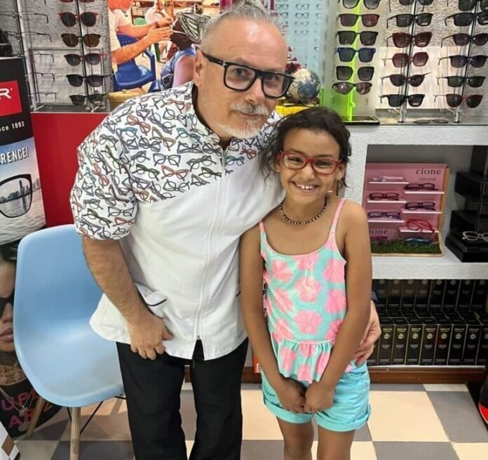 La-ruta-de-la-luz-entrega-mas-de-2000-gafas-696x928-1 La ruta de la luz entrega más de 2.000 gafas y revisa a más de 4.000 niños del programa «Vacaciones en paz»