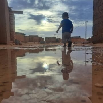 Alerta: Lluvias intensas provocan inundaciones en la wilaya de Dajla y desplaza a más de 500 familias | ONG Ajuda als pobles – Puedes colaborar mediante bizum marcando el código 06742