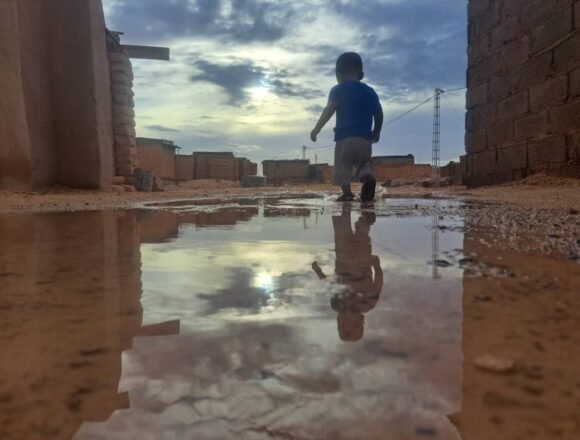 Alerta: Lluvias intensas provocan inundaciones en la wilaya de Dajla y desplaza a más de 500 familias | ONG Ajuda als pobles – Puedes colaborar mediante bizum marcando el código 06742