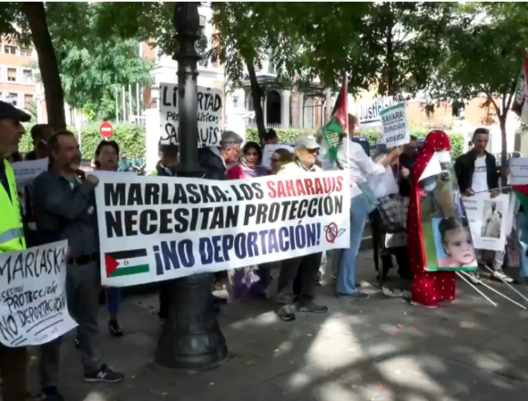 Veintinueve activistas saharauis en huelga de hambre en el Aeropuerto de Barajas | Contramutis