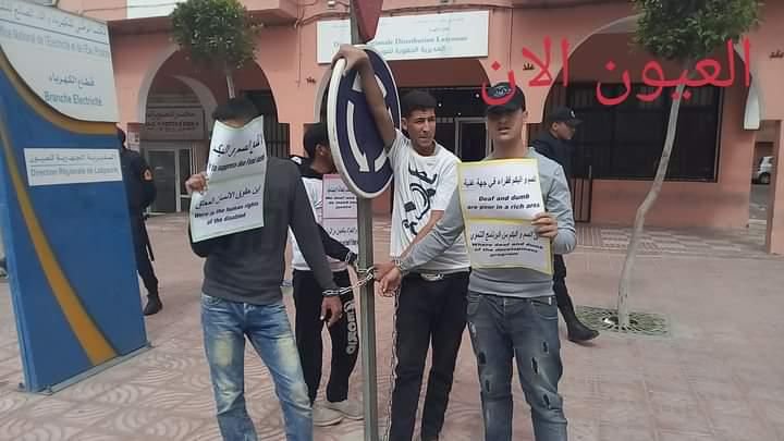 Hammou Ali, activista saharaui, con gorra en una protesta.