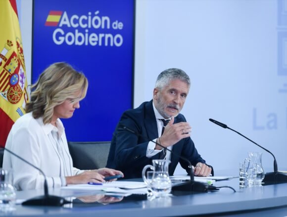 El Gobierno anuncia que tiene un plan de evacuación para los españoles en el Líbano DEPORTACIONES de SAHARAUIS | Marlaska asegura que coopera con ACNUR en el caso de los saharauis de Barajas pese a los informes que avalan su asilo | Público