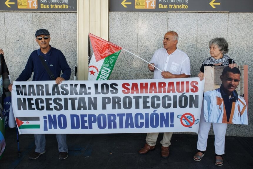 DEPORTACIONES de SAHARAUIS | Interior deporta a 21 saharauis que pidieron asilo en Barajas, entre ellos dos niños de un año | Público