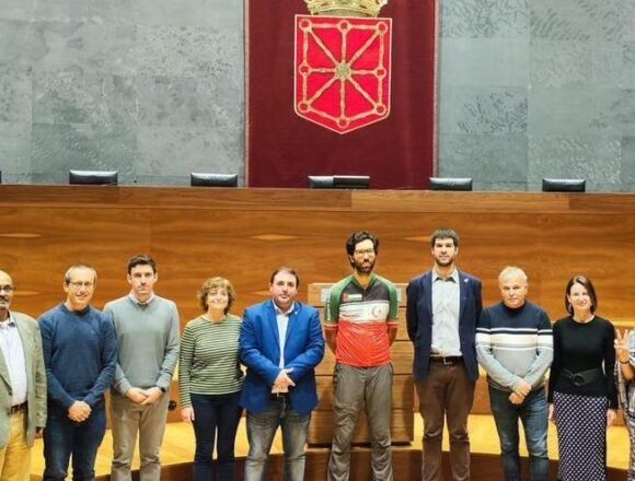 El activista Benjamín Ladraa traslada al Parlamento de Navarra su mensaje por la paz en el Sáhara – Noticias de Navarra