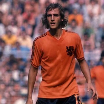 Fallecimiento de Johan Neeskens durante su estancia en Argelia como parte del proyecto World Coaches de la KNVB