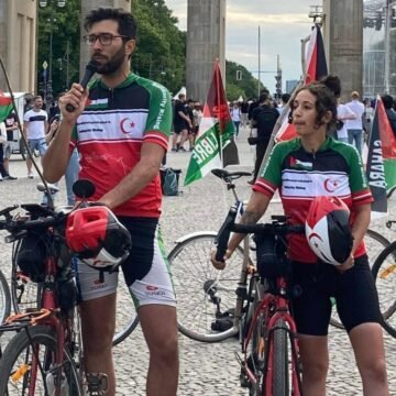 El dúo de Activistas suecos en bicicleta solidaria llega a Argelia tras recorrer 30.000 kilómetros para visibilizar la causa saharaui 