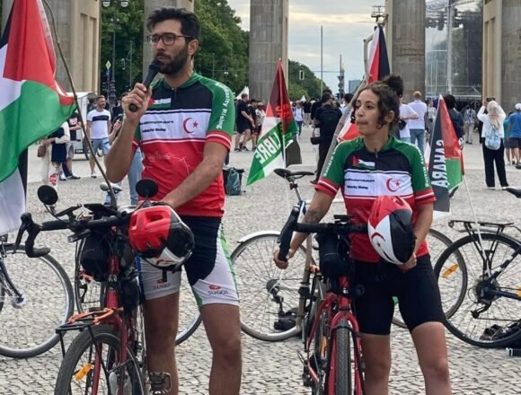 El dúo de Activistas suecos en bicicleta solidaria llega a Argelia tras recorrer 30.000 kilómetros para visibilizar la causa saharaui 