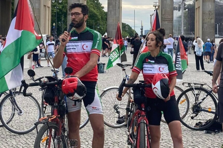 El dúo de Activistas suecos en bicicleta solidaria llega a Argelia tras recorrer 30.000 kilómetros para visibilizar la causa saharaui 