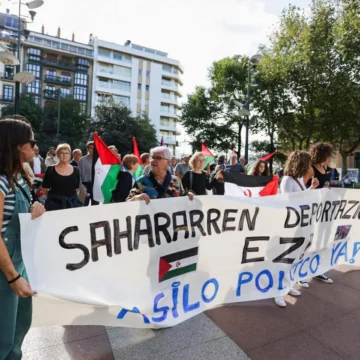 DEPORTACIONES de SAHARAUIS: Decenas de personas se concentran por los migrantes saharauis en el Boulevard de Donosti