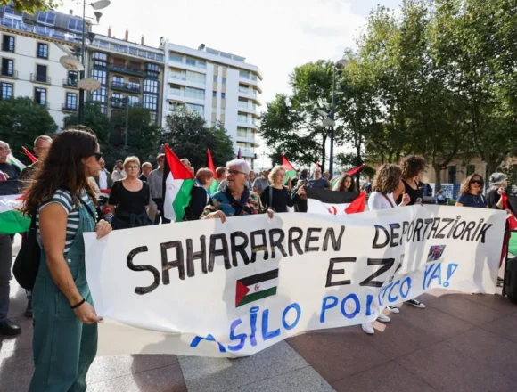 concentracion-sahara-erro201-kBUD-U2201487849734Md-1200x840@Diario20Vasco DEPORTACIONES de SAHARAUIS: Decenas de personas se concentran por los migrantes saharauis en el Boulevard de Donosti