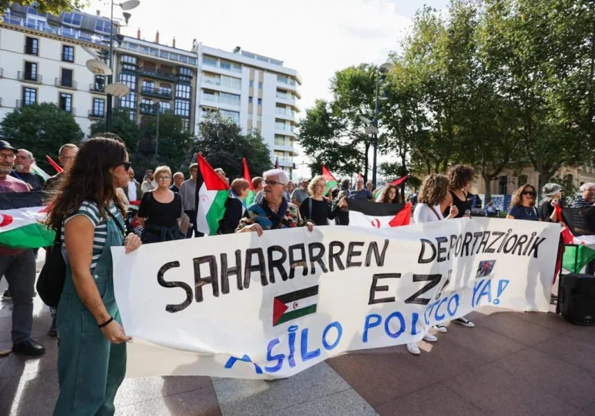 DEPORTACIONES de SAHARAUIS: Decenas de personas se concentran por los migrantes saharauis en el Boulevard de Donosti