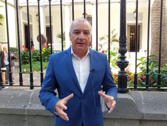 Mensajes de apoyo al pueblo saharaui en las afueras del Parlamento Canario tras la intervención de Clavijo