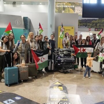 Un vuelo cargado de solidaridad con el Sahara llega a Vigo