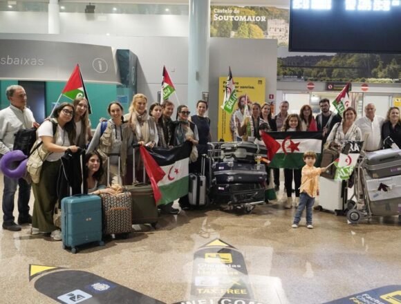 Un vuelo cargado de solidaridad con el Sahara llega a Vigo