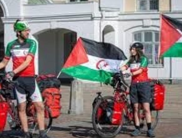 benjamin_ladraa_y_sanna_ghotbi_01 Los dos activistas suecos finalizarán su largo viaje en bicicleta con la llegada a los Campamentos de Refugiados Saharauis | Sahara Press Service (SPS)