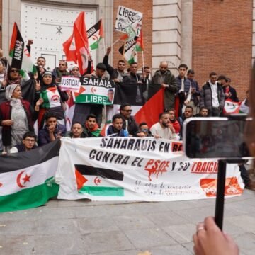 Jóvenes saharauis en Ferraz: «PSOE es el lobby de Marruecos»