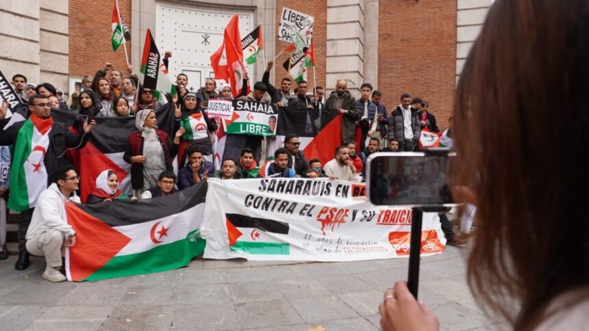 Jóvenes saharauis en Ferraz: «PSOE es el lobby de Marruecos»